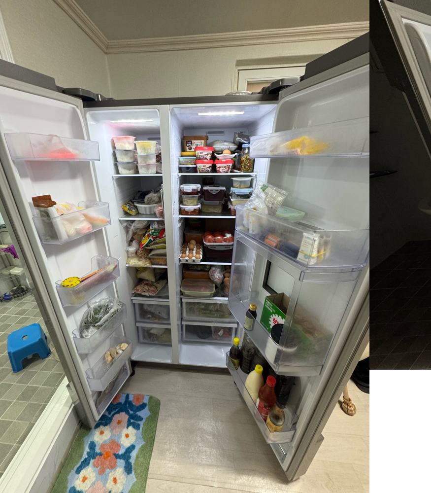 냉장고 내부 정리 작업 전 모습
