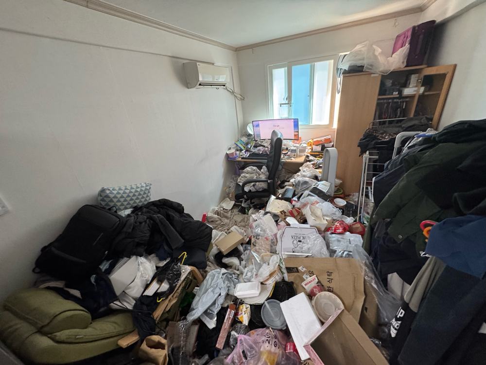 의류·짐 정리 작업 전 모습