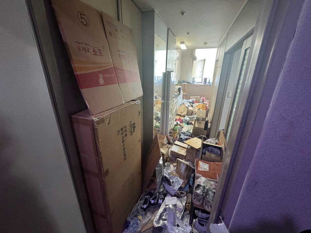 현관·복도 정리 작업 전 모습